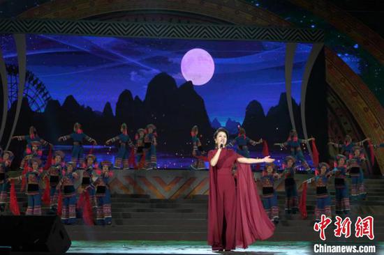 图为开幕式文艺演出 钟欣 摄 图为开幕式文艺演出 钟欣 摄
