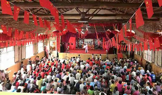 图为苍梧县石桥镇培中村第八届千叟宴采茶剧表演。