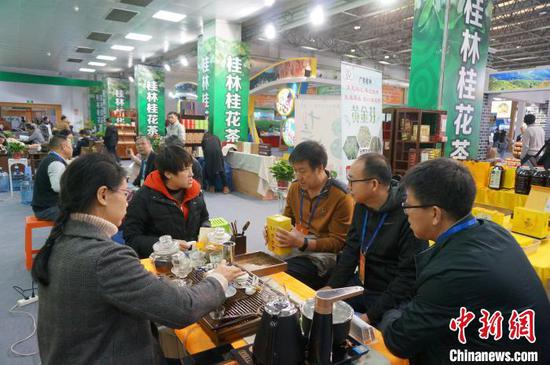 客商品尝桂林桂花茶。 欧惠兰 摄 客商品尝桂林桂花茶。 欧惠兰 摄