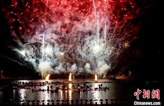 12月5日晚,具有千年历史的“漓江渔火”,与篝火、焰火交相辉映,在秀丽的山水间形成画卷。 唐梦宪 摄 12月5日晚,具有千年历史的“漓江渔火”,与篝火、焰火交相辉映,在秀丽的山水间形成画卷。 唐梦宪 摄
