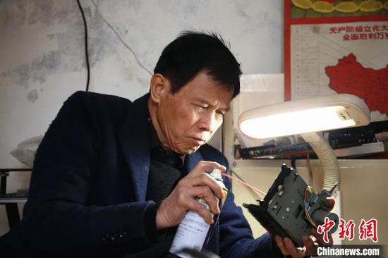 谢志宽在修理收音机零部件。 朱柳融 摄 谢志宽在修理收音机零部件。 朱柳融 摄