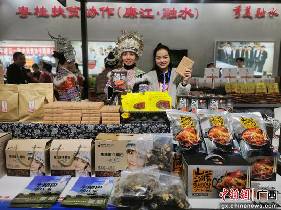 12月7日,在广东省廉江市举办的红橙节暨家电博览会上,展销商在展示自产的土特产品。钟慧龙 摄 12月7日,在广东省廉江市举办的红橙节暨家电博览会上,展销商在展示自产的土特产品。钟慧龙 摄
