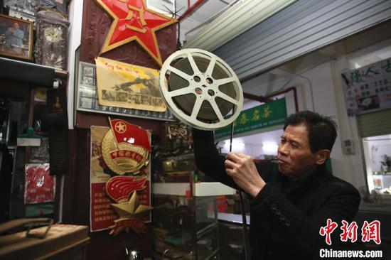 谢志宽在整理电影胶带。 朱柳融 摄 谢志宽在整理电影胶带。 朱柳融 摄