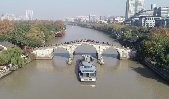 图为：航拍京杭大运河南端拱宸桥。王刚 摄