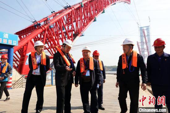图为参加世界大跨度拱桥建设技术大会的专家现场观摩广西平南三桥建设情况。 黄南 摄 图为参加世界大跨度拱桥建设技术大会的专家现场观摩广西平南三桥建设情况。 黄南 摄