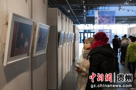 12月7日,那山那水那人-哈尔滨师范大学传媒学院2017级影像艺术系郎德苗寨实习展在哈尔滨市西城红场艺术港开幕。 12月7日,那山那水那人-哈尔滨师范大学传媒学院2017级影像艺术系郎德苗寨实习展在哈尔滨市西城红场艺术港开幕。