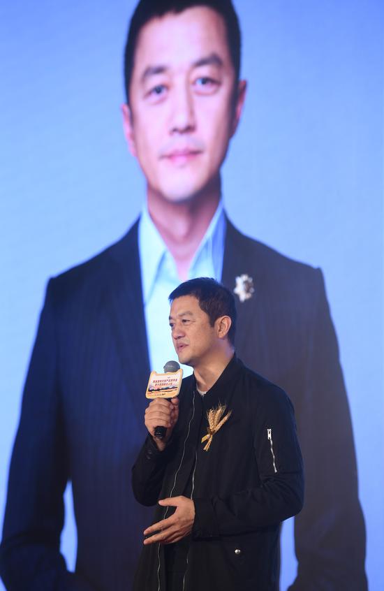 图为:中书控股集团董事长李亚鹏在杭州西溪湿地文创产品发布会上致辞.