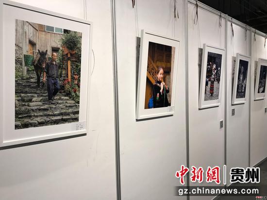 12月7日,那山那水那人-哈尔滨师范大学传媒学院2017级影像艺术系郎德苗寨实习展在哈尔滨市西城红场艺术港开幕。 12月7日,那山那水那人-哈尔滨师范大学传媒学院2017级影像艺术系郎德苗寨实习展在哈尔滨市西城红场艺术港开幕。
