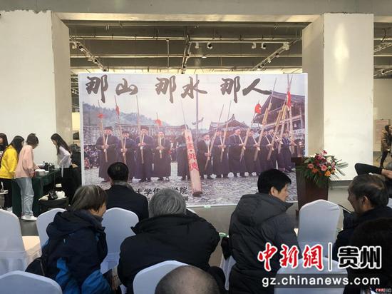 12月7日,那山那水那人-哈尔滨师范大学传媒学院2017级影像艺术系郎德苗寨实习展在哈尔滨市西城红场艺术港开幕。 12月7日,那山那水那人-哈尔滨师范大学传媒学院2017级影像艺术系郎德苗寨实习展在哈尔滨市西城红场艺术港开幕。
