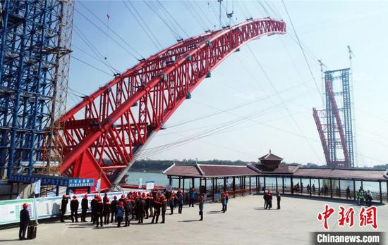 图为参加世界大跨度拱桥建设技术大会的专家现场观摩广西平南三桥建设情况。平南三桥项目供图