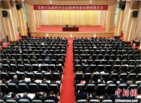 11月27日,贵州省委宣讲团成员王凤友在六盘水市宣讲。贵州省委宣讲团供图