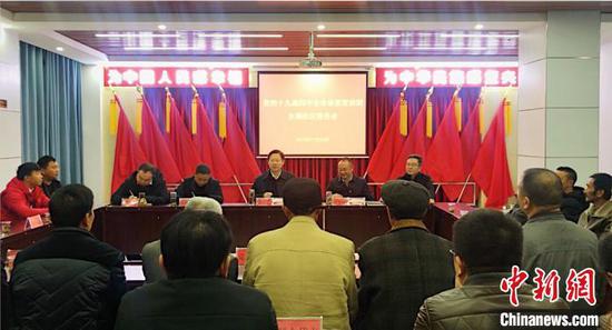 11月26日,贵州省委宣讲团成员李裴在开阳县东湖社区作宣讲报告。贵州省委宣讲团供图