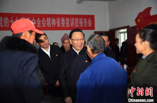 11月27日,贵州省委宣讲团成员王凤友在六枝特区大用镇凉水井村与基层党员干部交谈。贵州省委宣讲团供图