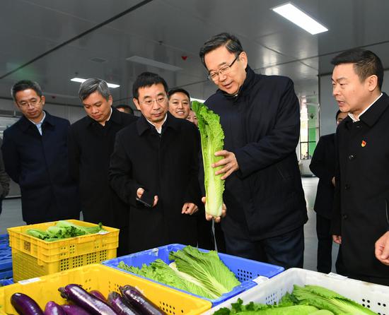 12月2日至4日,省委书记、省人大常委会主任孙志刚到遵义市调研。图为12月4日,孙志刚在遵义农产品产销对接智慧服务中心考察。杜朋城 摄