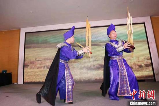 图为黔南州民族文艺表演。黔南州文化广电和旅游局(州体育局)供图 图为黔南州民族文艺表演。黔南州文化广电和旅游局(州体育局)供图