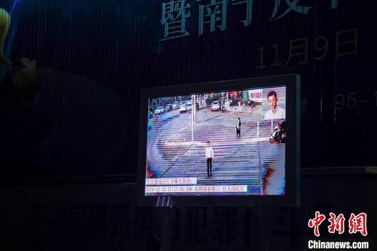 12月10日,工作人员饰演被现场显示屏曝光警示的“闯红灯行人”。 陈冠言 摄 12月10日,工作人员饰演被现场显示屏曝光警示的“闯红灯行人”。 陈冠言 摄