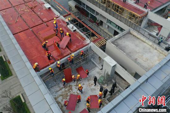 图为航拍民众“集资”建设违建。 邓湖广 摄 图为航拍民众“集资”建设违建。 邓湖广 摄