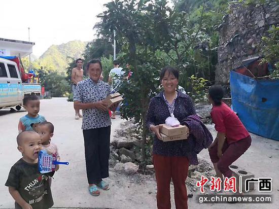 图为乡村农户欢喜地领到广电云盒。 图为乡村农户欢喜地领到广电云盒。