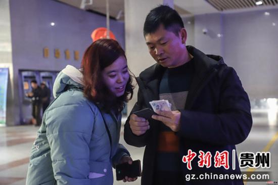 12月12日,贵阳火车站,旅客在核对车票信息。当日,2020年铁路春运火车票正式开售,2020年铁路春运自1月10日持续至2月18日,共40天。据预计,春运期间全国铁路发送旅客人次同比将增长8.0%,达到4.4亿人次。 12月12日,贵阳火车站,旅客在核对车票信息。当日,2020年铁路春运火车票正式开售,2020年铁路春运自1月10日持续至2月18日,共40天。据预计,春运期间全国铁路发送旅客人次同比将增长8.0%,达到4.4亿人次。