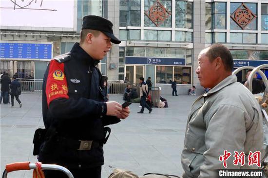 民警向旅客進行反倒票、防假票安全宣傳。 貴鐵警方供圖 民警向旅客進行反倒票、防假票安全宣傳。 貴鐵警方供圖