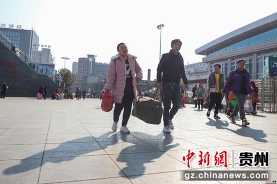 12月12日,贵阳火车站,旅客走进售票大厅。当日,2020年铁路春运火车票正式开售,2020年铁路春运自1月10日持续至2月18日,共40天。据预计,春运期间全国铁路发送旅客人次同比将增长8.0%,达到4.4亿人次。 12月12日,贵阳火车站,旅客走进售票大厅。当日,2020年铁路春运火车票正式开售,2020年铁路春运自1月10日持续至2月18日,共40天。据预计,春运期间全国铁路发送旅客人次同比将增长8.0%,达到4.4亿人次。
