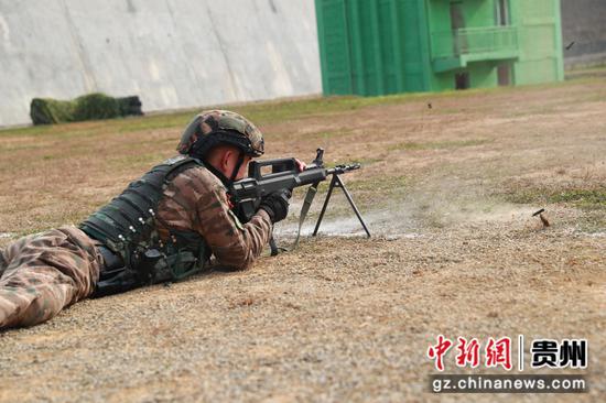 图为毕节片区,特战队员在进行机枪对集团目标射击。 黄乐康 摄 图为毕节片区,特战队员在进行机枪对集团目标射击。 黄乐康 摄