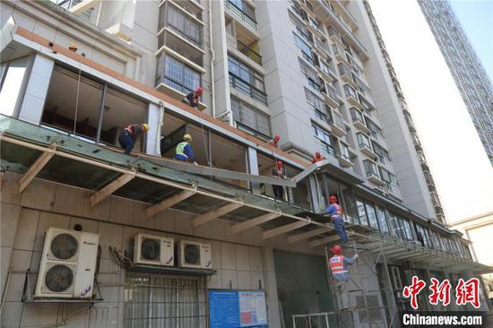 图为将通道违建成浴足包厢被拆除。 邓湖广 摄 图为将通道违建成浴足包厢被拆除。 邓湖广 摄