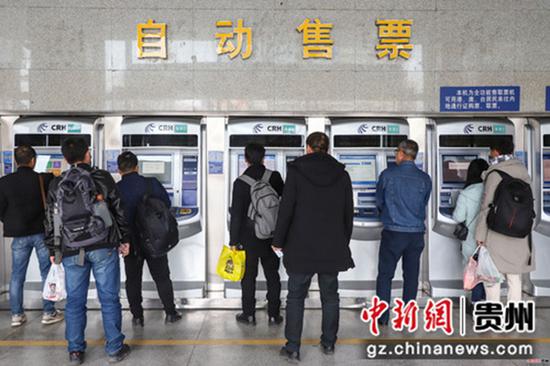 12月12日,贵阳火车站,旅客在自助购票。当日,2020年铁路春运火车票正式开售,2020年铁路春运自1月10日持续至2月18日,共40天。据预计,春运期间全国铁路发送旅客人次同比将增长8.0%,达到4.4亿人次。 12月12日,贵阳火车站,旅客在自助购票。当日,2020年铁路春运火车票正式开售,2020年铁路春运自1月10日持续至2月18日,共40天。据预计,春运期间全国铁路发送旅客人次同比将增长8.0%,达到4.4亿人次。