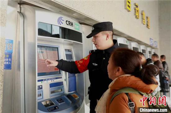 民警幫助旅客在自動售票機上進行購票。 貴鐵警方供圖 民警幫助旅客在自動售票機上進行購票。 貴鐵警方供圖
