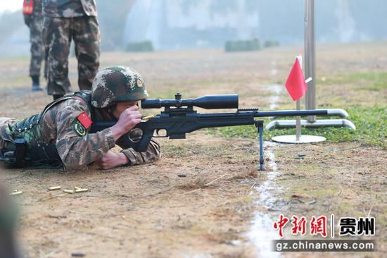 图为毕节片区,特战队员在进行多目标狙击。 黄乐康 摄 图为毕节片区,特战队员在进行多目标狙击。 黄乐康 摄