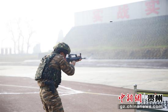 图为遵义片区,特战队员在进行射击考核。 肖静 摄 图为遵义片区,特战队员在进行射击考核。 肖静 摄