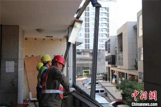 图为将通道违建成浴足包厢被拆除。 邓湖广 摄 图为将通道违建成浴足包厢被拆除。 邓湖广 摄