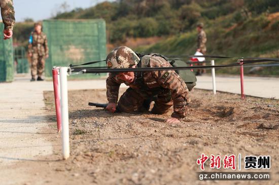 图为毕节片区,特战队员在进行实装通过200米障碍。 何昆 摄 图为毕节片区,特战队员在进行实装通过200米障碍。 何昆 摄