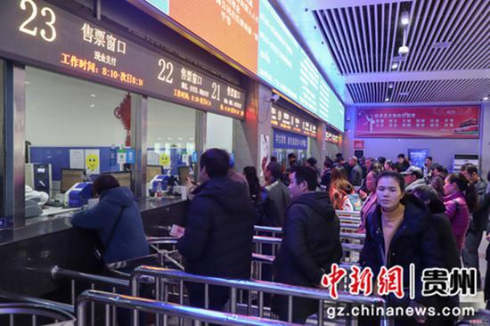 12月12日,贵阳火车站,旅客在排队购买火车票。当日,2020年铁路春运火车票正式开售,2020年铁路春运自1月10日持续至2月18日,共40天。据预计,春运期间全国铁路发送旅客人次同比将增长8.0%,达到4.4亿人次。 12月12日,贵阳火车站,旅客在排队购买火车票。当日,2020年铁路春运火车票正式开售,2020年铁路春运自1月10日持续至2月18日,共40天。据预计,春运期间全国铁路发送旅客人次同比将增长8.0%,达到4.4亿人次。