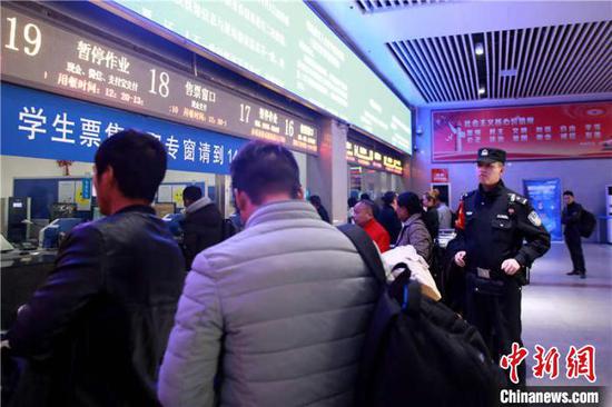 民警在火車站售票廳做好維序工作。 貴鐵警方供圖 民警在火車站售票廳做好維序工作。 貴鐵警方供圖