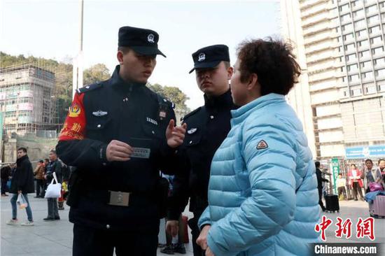 民警向旅客宣講辨別車票真偽常識。 貴鐵警方供圖 民警向旅客宣講辨別車票真偽常識。 貴鐵警方供圖