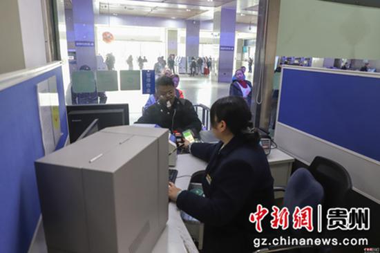 12月12日,贵阳火车站,旅客在购买火车票。当日,2020年铁路春运火车票正式开售,2020年铁路春运自1月10日持续至2月18日,共40天。据预计,春运期间全国铁路发送旅客人次同比将增长8.0%,达到4.4亿人次。 12月12日,贵阳火车站,旅客在购买火车票。当日,2020年铁路春运火车票正式开售,2020年铁路春运自1月10日持续至2月18日,共40天。据预计,春运期间全国铁路发送旅客人次同比将增长8.0%,达到4.4亿人次。