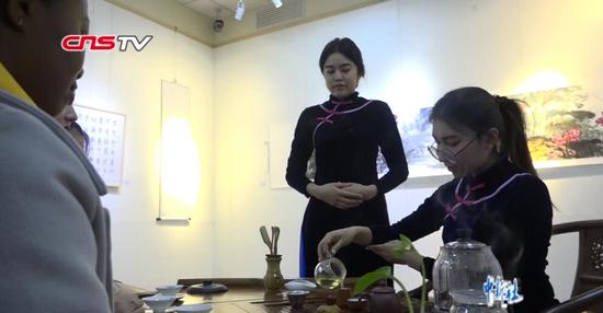 哈萨克斯坦女生爱上中国茶艺 回国后想开火锅店