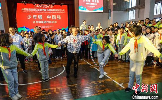12月12日,奥运会体操冠军李小双(中)与同学们开展体育互动。 唐梦宪 摄 12月12日,奥运会体操冠军李小双(中)与同学们开展体育互动。 唐梦宪 摄
