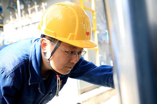 张全军在生产装置现场。 张全军在生产装置现场。