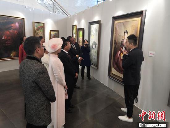 图为观众参观《惟美无界——当代朝鲜美术精品展》 杨陈 摄 图为观众参观《惟美无界——当代朝鲜美术精品展》 杨陈 摄