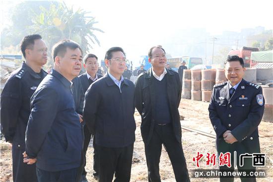 玉林工务段联合地方政府拆除黎湛铁路沿线违法违建彩钢瓦房。谭育俊 摄 玉林工务段联合地方政府拆除黎湛铁路沿线违法违建彩钢瓦房。谭育俊 摄