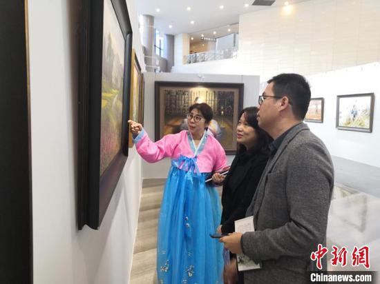 图为观众参观《惟美无界——当代朝鲜美术精品展》 杨陈 摄 图为观众参观《惟美无界——当代朝鲜美术精品展》 杨陈 摄