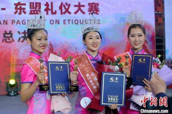 获得冠军的何松蔓(中)及分别获得亚军和季军的于雪婷、杨蕊萌。　蒋雪林 摄