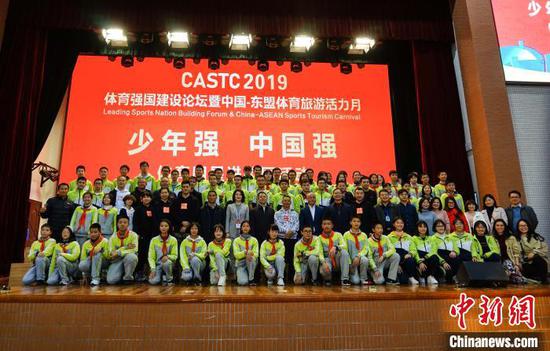 12月12日,体育明星与广西师范大学附属外国语学校的师生们合影。 唐梦宪 摄 12月12日,体育明星与广西师范大学附属外国语学校的师生们合影。 唐梦宪 摄