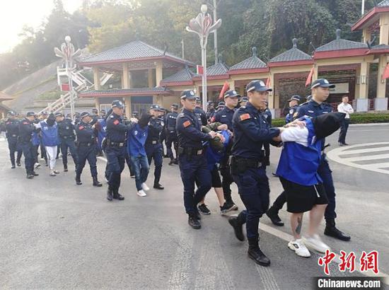 图为犯罪嫌疑人被押解回国现场。　刘康　摄