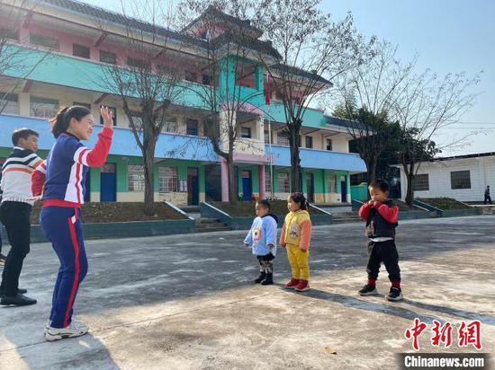 图为凯里市炉山镇甘坝村甘坝村幼儿园里,老师和3个孩子在室外活动。 刘鹏 摄 图为凯里市炉山镇甘坝村甘坝村幼儿园里,老师和3个孩子在室外活动。 刘鹏 摄