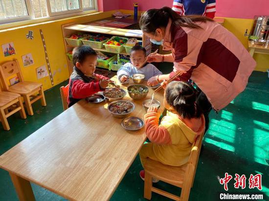 图为孩子在享用营养餐。 刘鹏 摄 图为孩子在享用营养餐。 刘鹏 摄