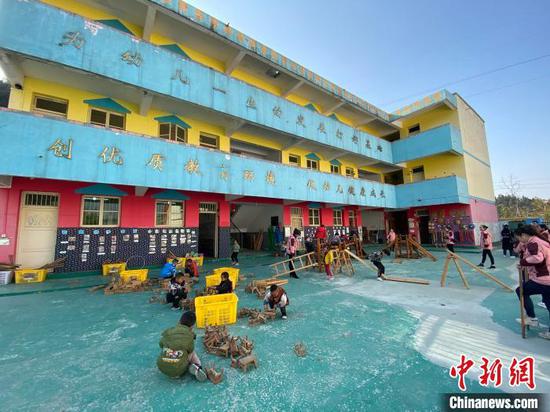 图为孩子在享用营养餐。 刘鹏 摄 图为孩子在享用营养餐。 刘鹏 摄