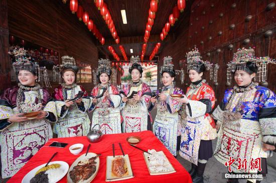12月13日,侗族民众盛装在寨门外向游客敬拦门酒。当日是贵州省榕江县乐里七十二侗寨侗族民众欢庆侗族新年的日子。侗年,侗语称凝甘,又称冬节或杨节,侗族同胞古训认为在一切
b5a
耕事务完毕的秋收后,是新的一年到来之际,因此,把农历十一月当作新春的岁首。侗年是侗族最为隆重的传统节日,2011年被列入中国国家级非物质文化遗产名录。中新社记者 贺俊怡 摄 12月13日,侗族民众盛装在寨门外向游客敬拦门酒。当日是贵州省榕江县乐里七十二侗寨侗族民众欢庆侗族新年的日子。侗年,侗语称凝甘,又称冬节或杨节,侗族同胞古训认为在一切农耕事务完毕的秋收后,是新的一年到来之际,因此,把农历十一月当作新春的岁首。侗年是侗族最为隆重的传统节日,2011年被列入中国国家级非物质文化遗产名录。中新社记者 贺俊怡 摄